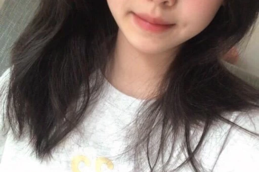 女顶流家中与男友约会被拍！两人在卧室拥吻好甜男方身份被扒