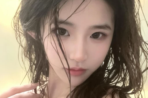 秦俊杰新恋情曝光小5岁“谋女郎”特粘人主动搂脖撒娇回爱巢